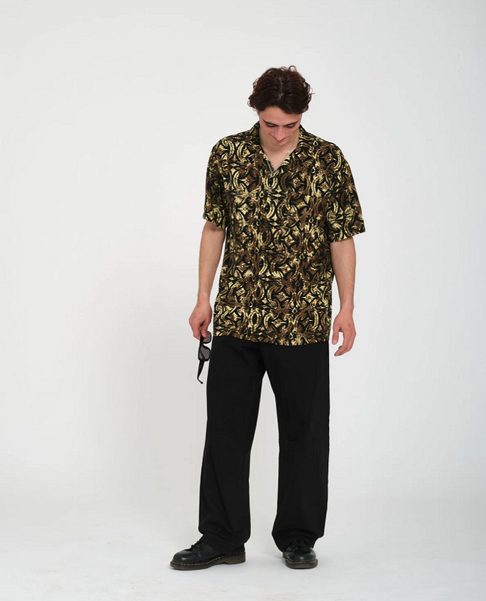 Camicia Volcom Bold Moves da uomo – tessuto in viscosa, maniche corte, stampa vintage, e bottoni con logo Volcom.