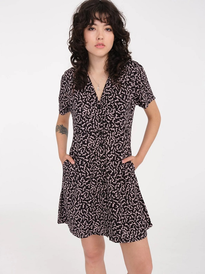 Vestito Volcom Stormy Tropix con stampa tropicale e chiusura a bottoni, ideale per un look estivo casual e chic.