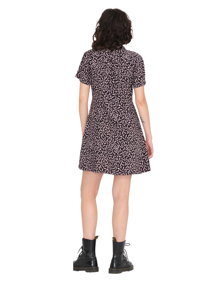 Vestito Volcom Stormy Tropix con stampa tropicale e chiusura a bottoni, ideale per un look estivo casual e chic.