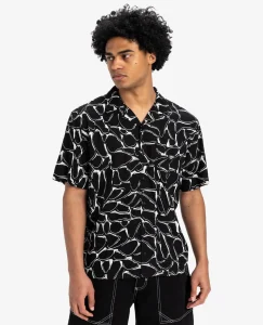 Camicia Mercury Chrome Quiksilver in viscosa con comfort fit, colletto camp, tasca sul petto e mano morbida per l’estate.