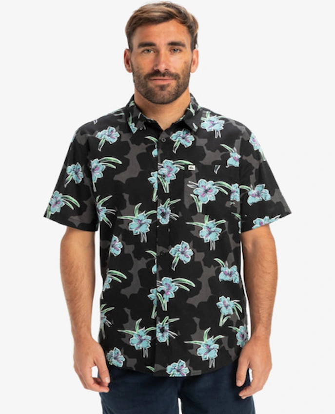 Camicia Apero Quiksilver nera da uomo con maniche corte, tasca sul petto, colletto classico e bottoni.