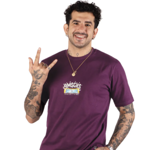 T-shirt Making Love American Socks viola unisex con stampa frontale Make Love at Movies e grafica sul retro.