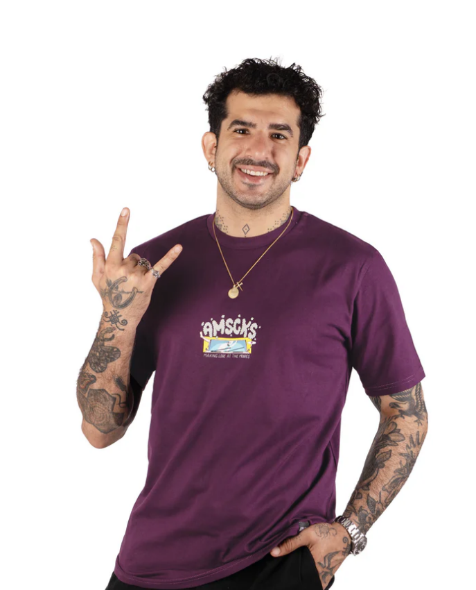 T-shirt Making Love American Socks viola unisex con stampa frontale Make Love at Movies e grafica sul retro.