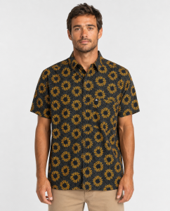 Camicia Apero Classic Quiksilver da uomo con stampa floreale all-over su fondo scuro.