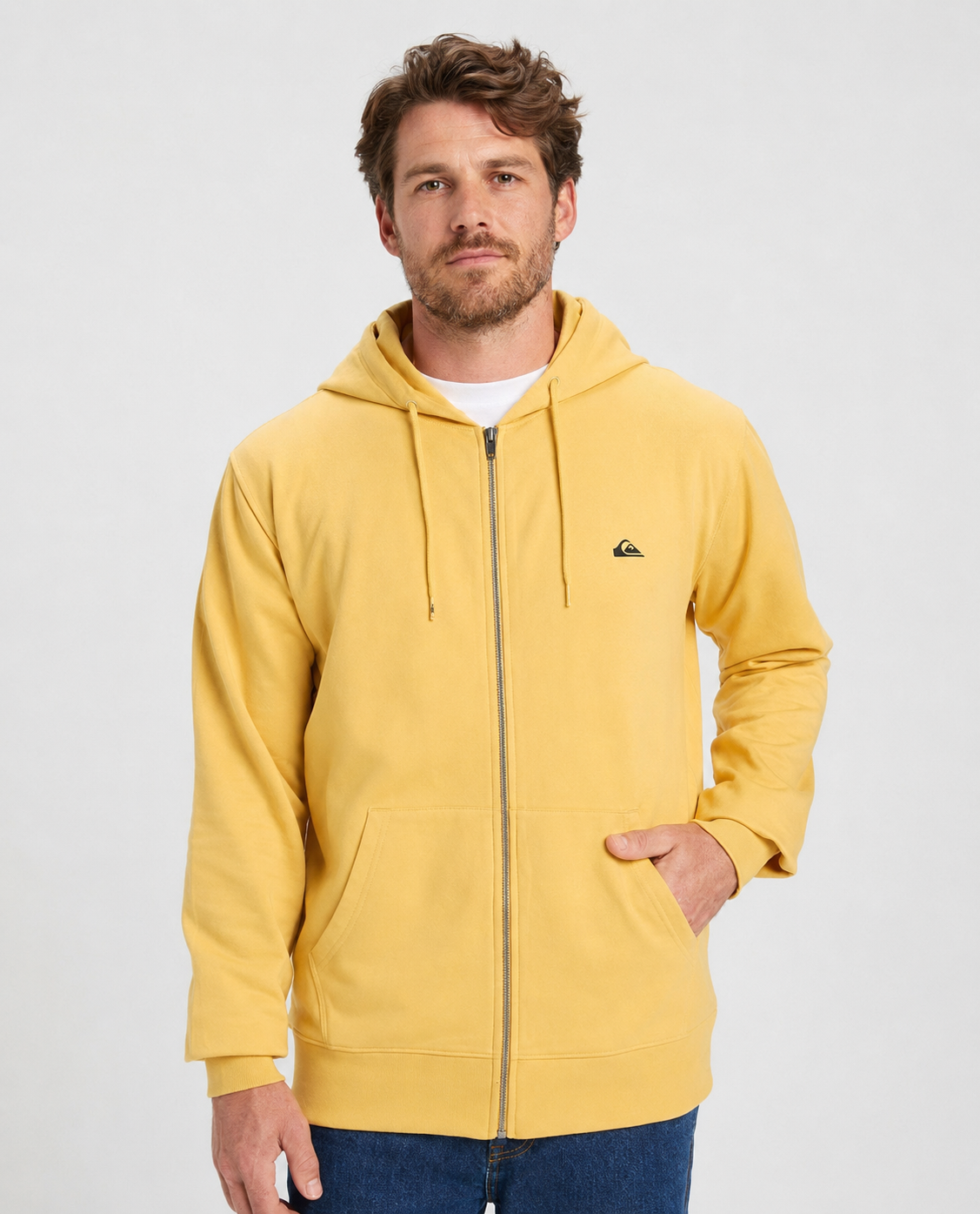 Felpa Basic Quiksilver gialla da uomo con cappuccio, tasca marsupio e logo nero ricamato sul petto.